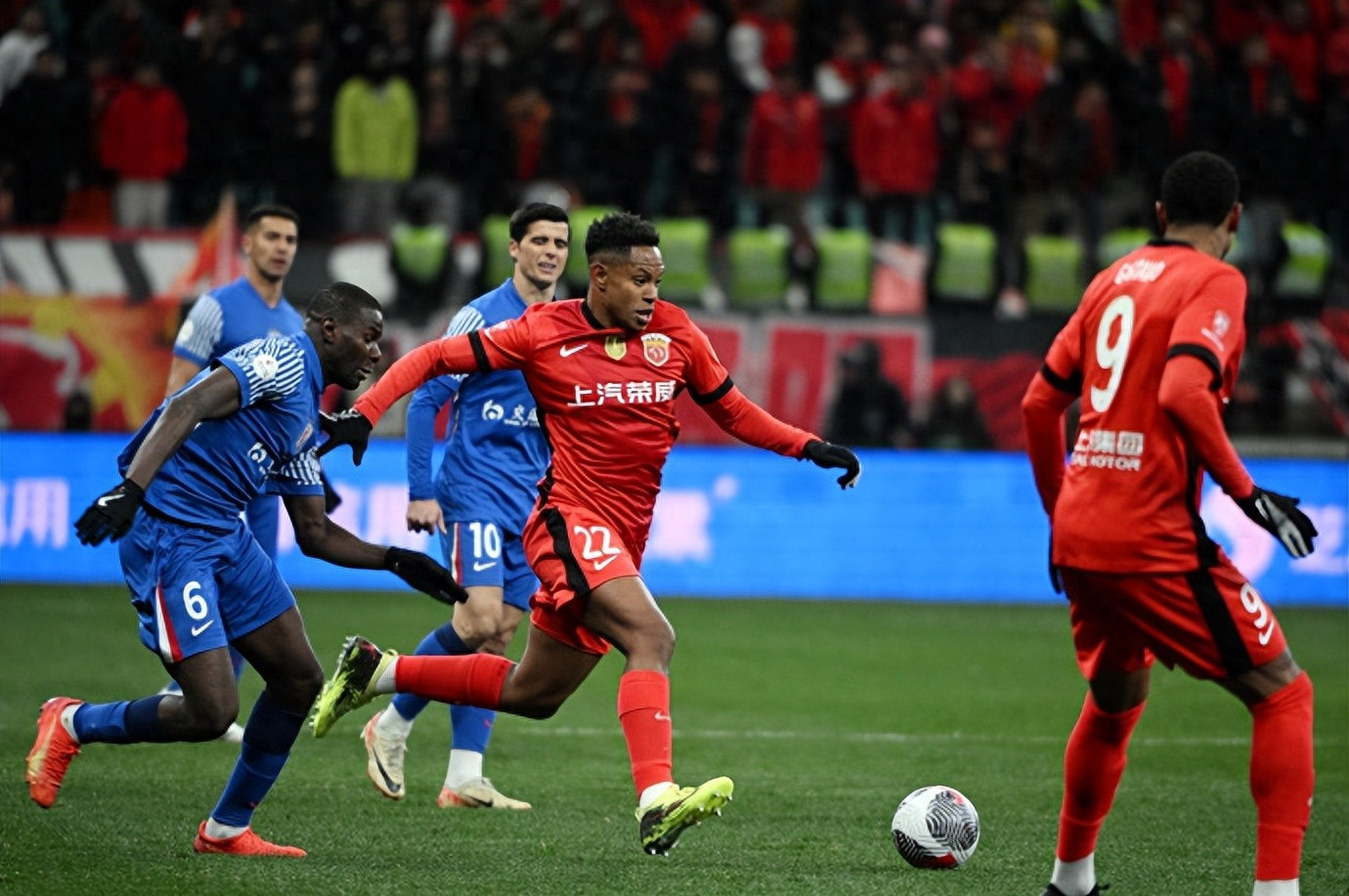 LOL直播入口 -包含清晨上海申花备战葡超；状态回暖细节曝光；悬念犹存；训练强度明显提升的词条